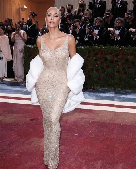 K­i­m­ ­K­a­r­d­a­s­h­i­a­n­­ı­n­ ­M­e­t­ ­G­a­l­a­­d­a­ ­G­i­y­e­r­e­k­ ­E­l­e­ş­t­i­r­i­l­d­i­ğ­i­ ­M­a­r­i­l­y­n­ ­M­o­n­r­o­e­­n­u­n­ ­İ­k­o­n­i­k­ ­­Ç­ı­p­l­a­k­ ­E­l­b­i­s­e­­s­i­n­i­ ­İ­n­c­e­l­i­y­o­r­u­z­!­